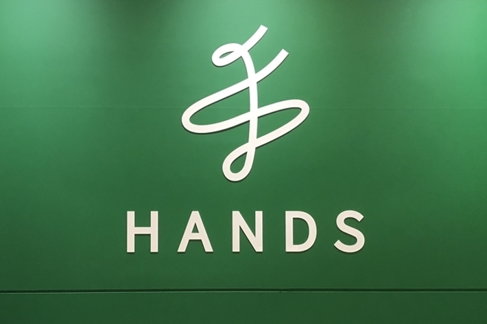 ハンズの店舗入口、ロゴとともに。