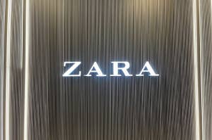 ZARAの店名が照らされた店舗入口の看板