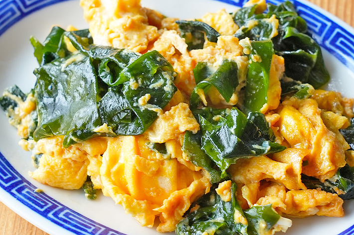 ほうれん草とスクランブルエッグが盛り付けられた皿の写真です。