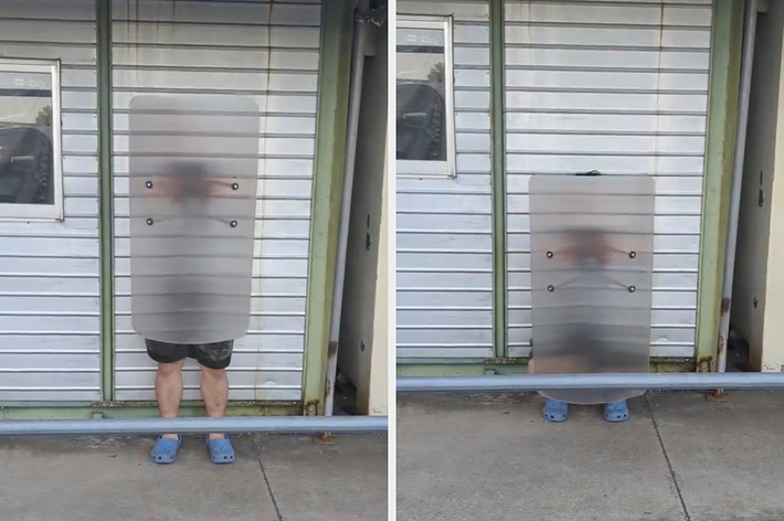 ドアのロールカーテンに隠れる人物がシャツレスでショートパンツとサンダルを着用。