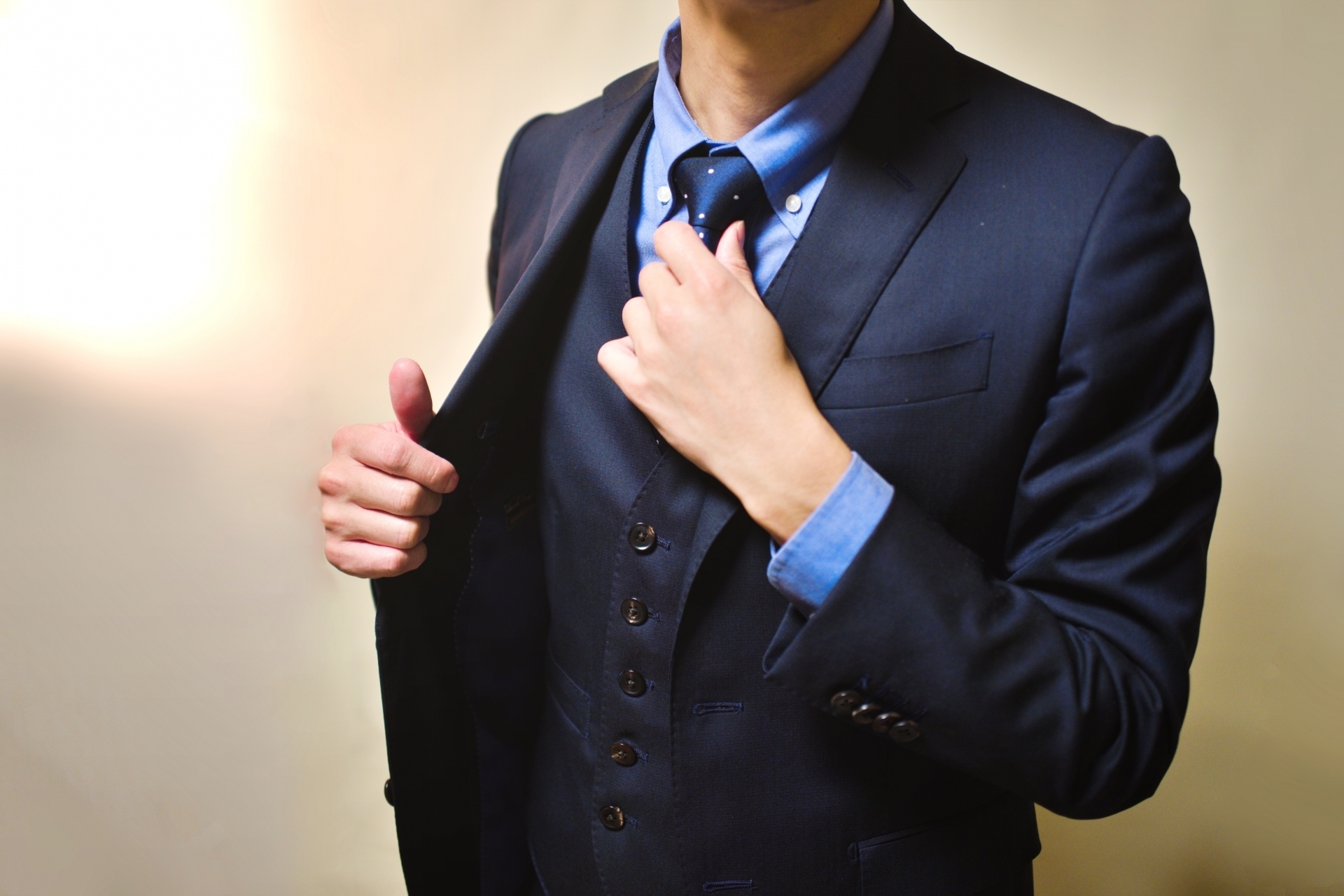 スーツを着ている男性（photoAC）