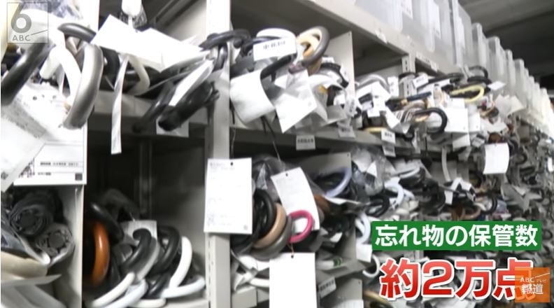 電化製品の修理部品が棚に整理されており、「修理部の最安 売れ筋第2万点」という文字がある。