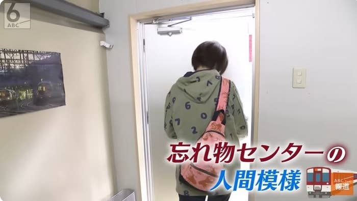 モノクロセーターを着た人が自動扉を通る様子