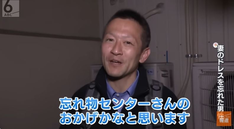 インタビューを受ける制服姿の男性