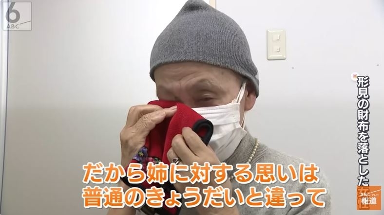 男性がマスクを調整している。