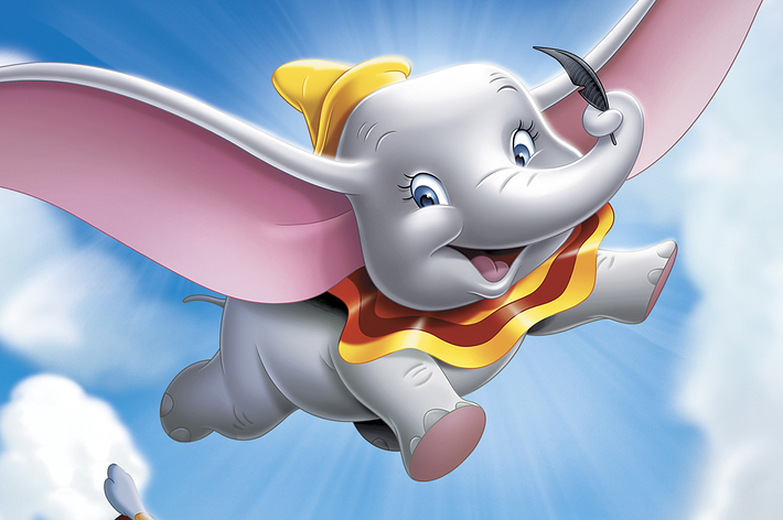 ディズニーの「ダンボ」と「ティモシーマウス」が空を飛んでいる映画ポスター。