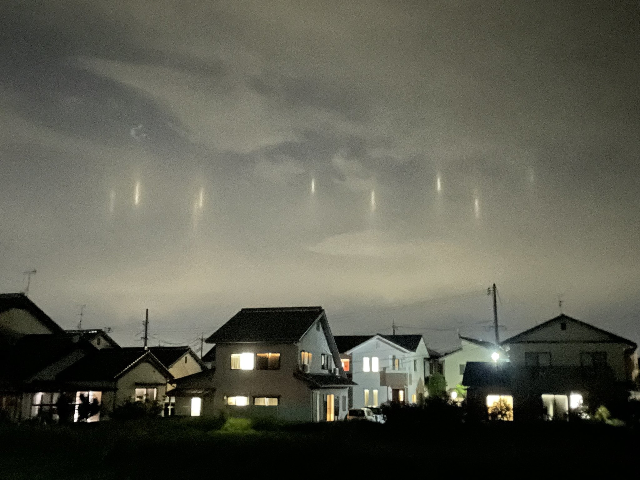 鳥取県上空に突如現れた謎の光が「エヴァですわ」「遊戯王カード」と話題に。その正体は…？