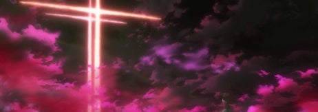 アニメキャラクターが空に浮かぶ巨大な輝く十字架を見上げるシーンです。