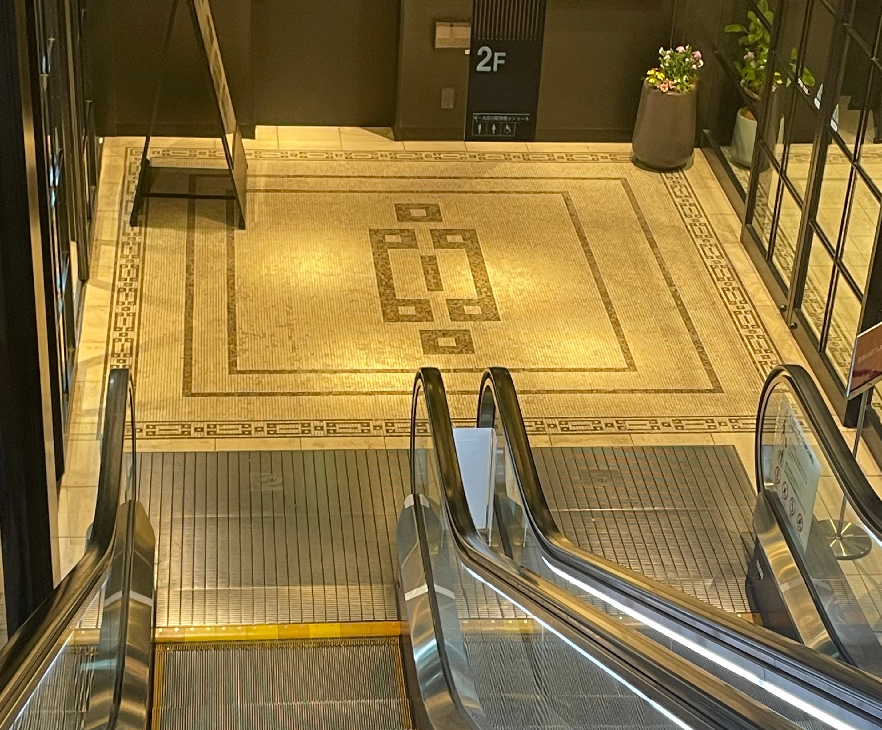 エスカレーターの上から撮影した「品川」タイル(Keito Arai / BuzzFeedJapan)