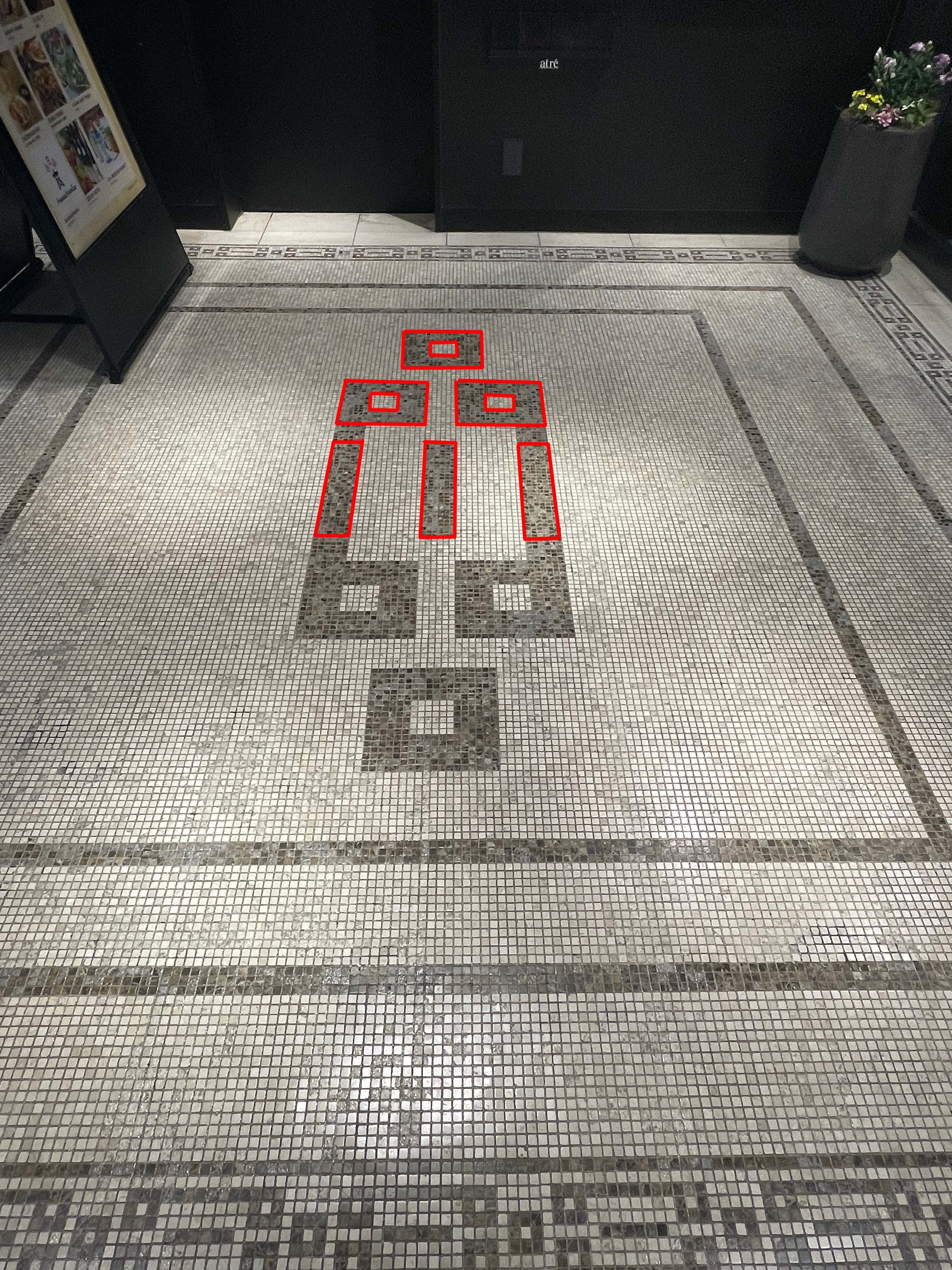 アトレ品川入口付近のモザイクタイルの床に描かれていた品川（Keito Arai / BuzzFeedJapan）