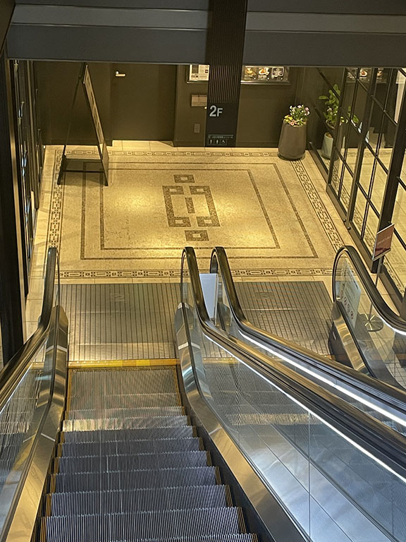 エスカレーターの上から撮影した「品川」タイル(Keito Arai / BuzzFeedJapan)