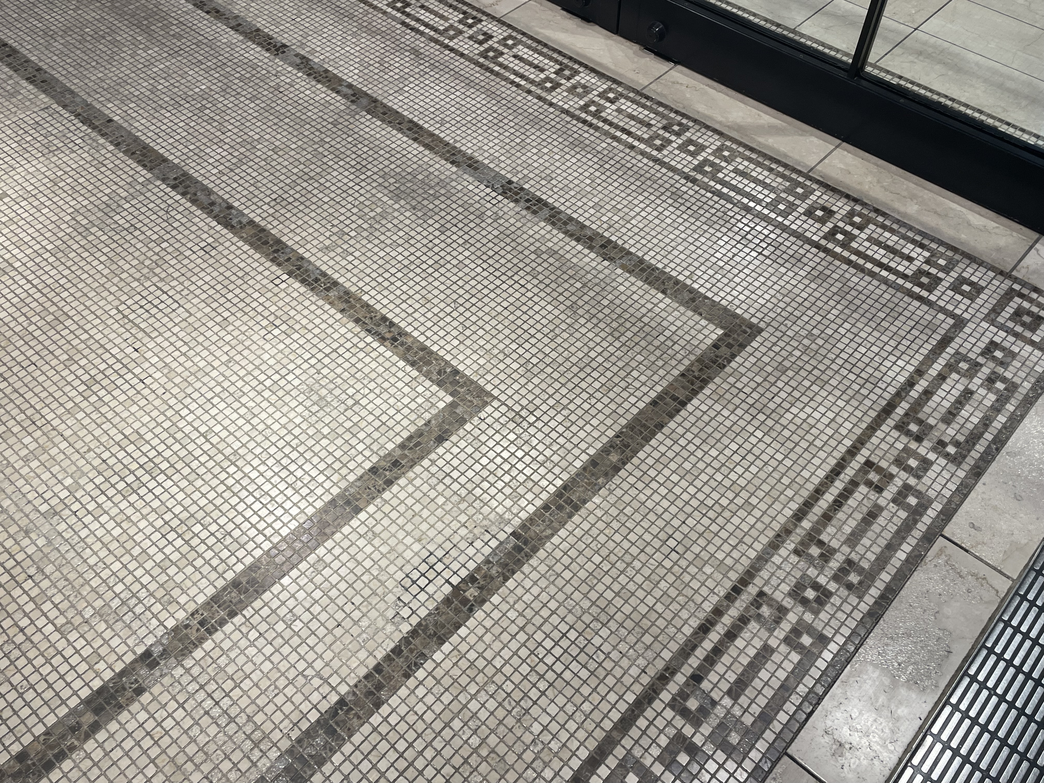 アトレ品川のモザイクタイルの床(Keito Arai / BuzzFeedJapan)