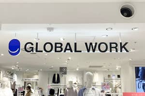 GLOBAL WORKの店舗内部、マネキンと衣服が展示されています。