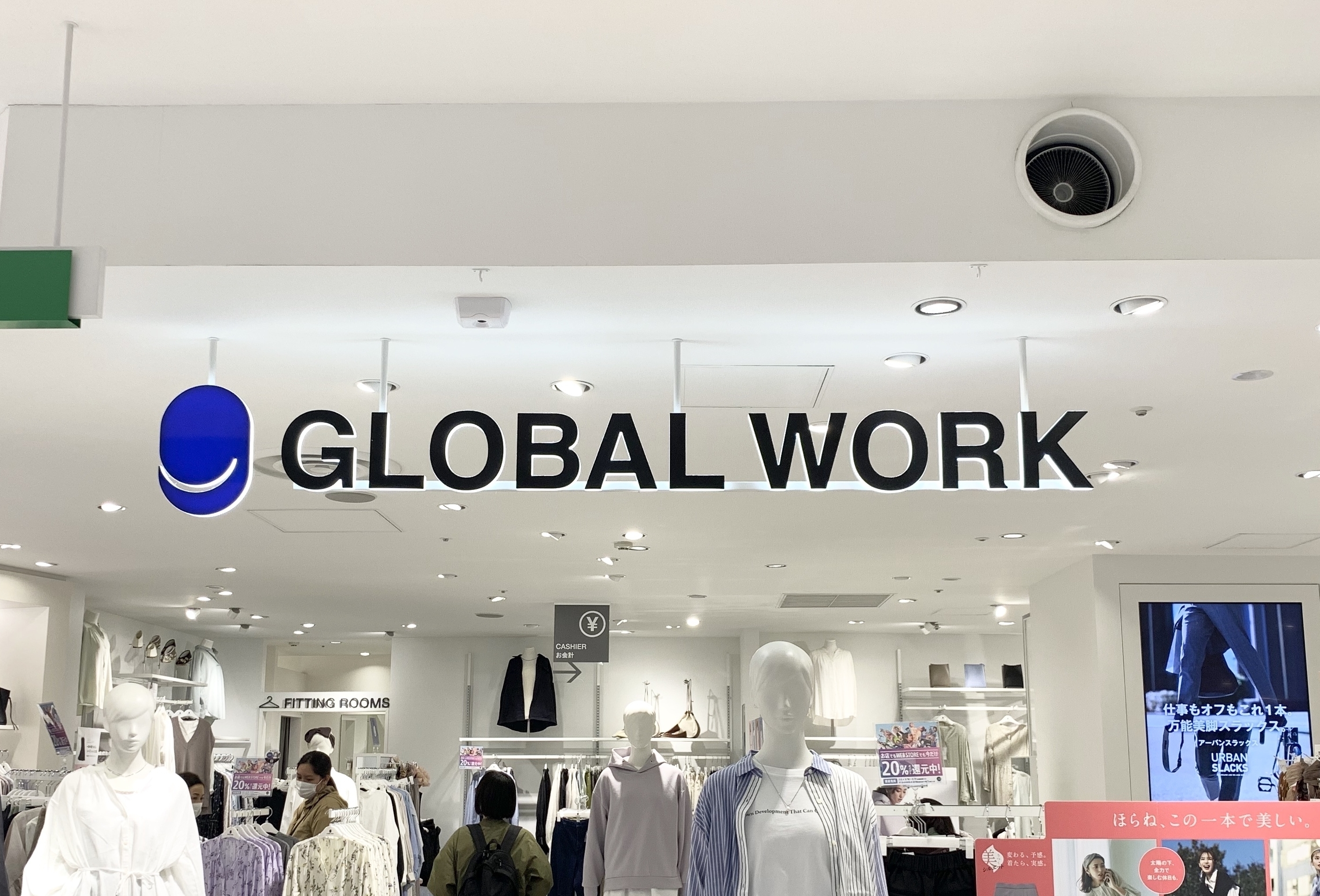 「GLOBAL WORK」という名前の服店の内部で、マネキンと衣服が見えます。
