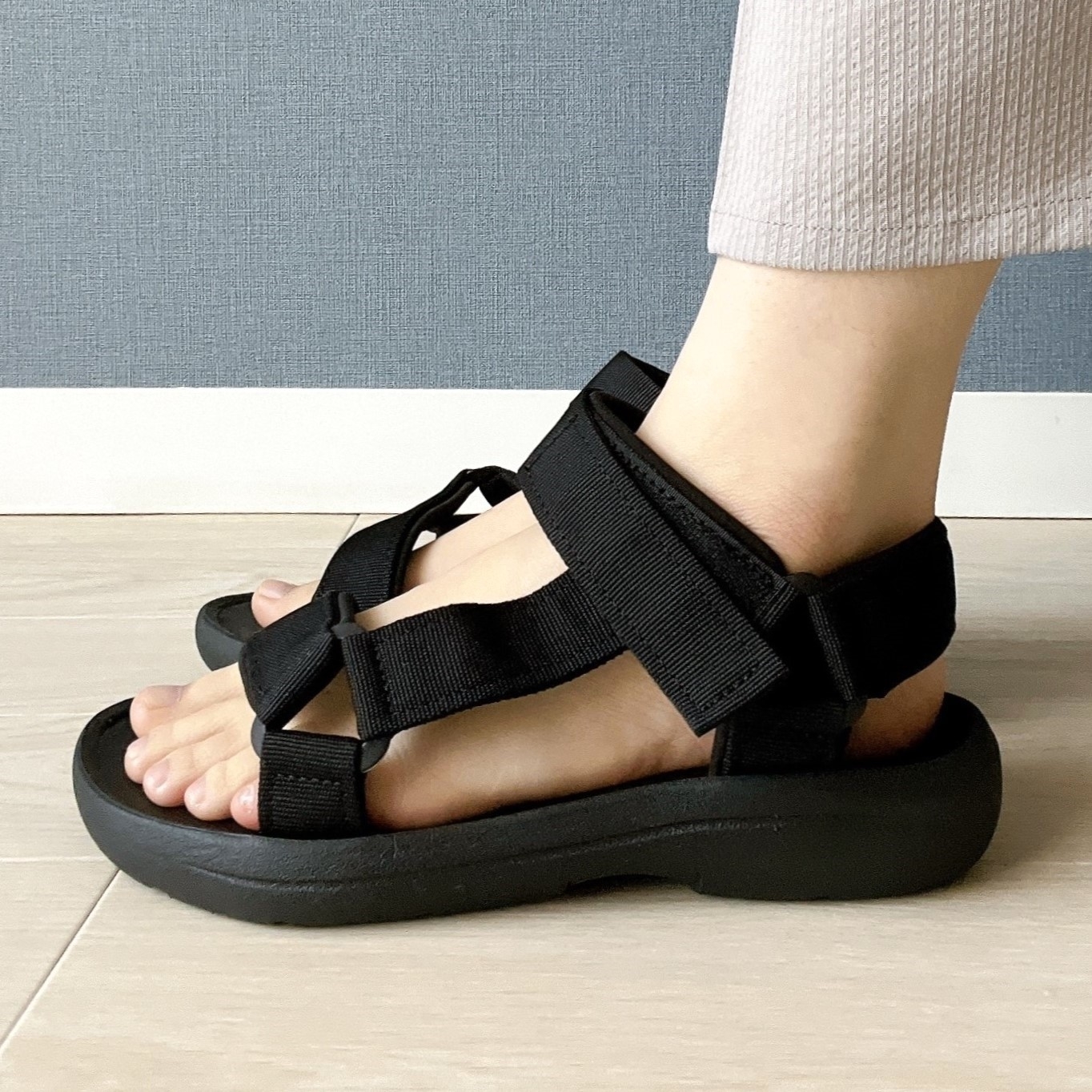 無印良品のオススメのサンダル「テープベルトサンダル」
