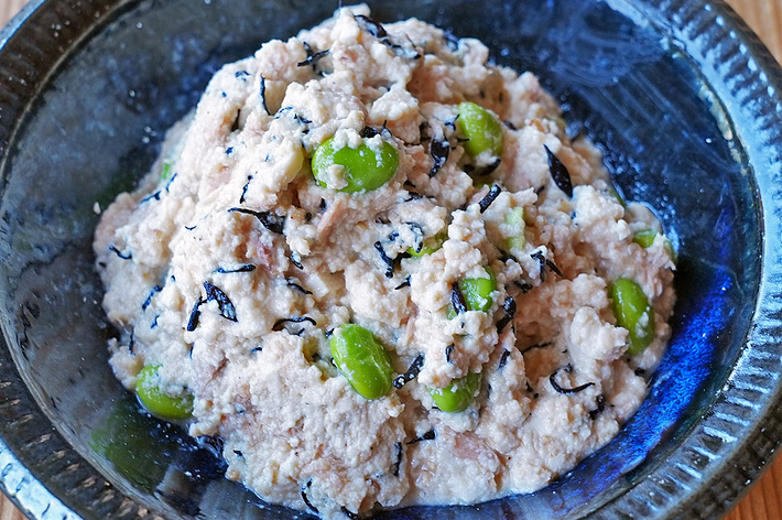 豆とツナの和え物が入った青い皿。
