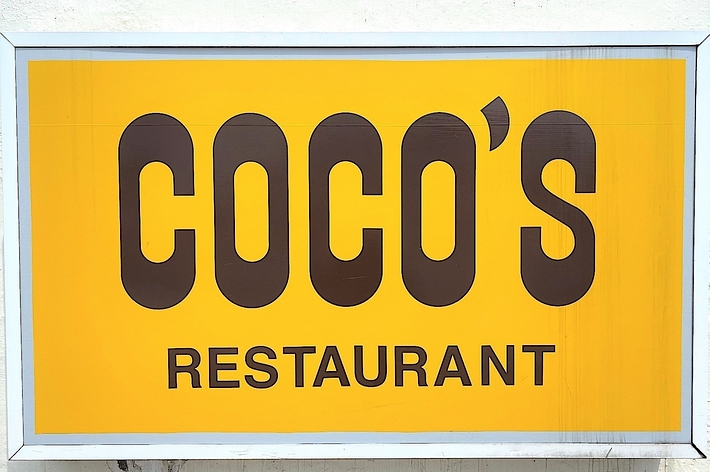 大きな文字で「COCO&rsquo;S」と「RESTAURANT」と書かれた看板です。
