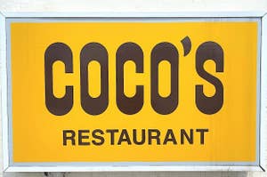 大きな文字で「COCO'S」と「RESTAURANT」と書かれた看板です。