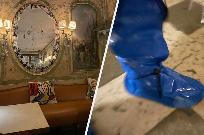 左:古風な内装の部屋とミラー、右:足元に着用された青いオーバーシューズ。