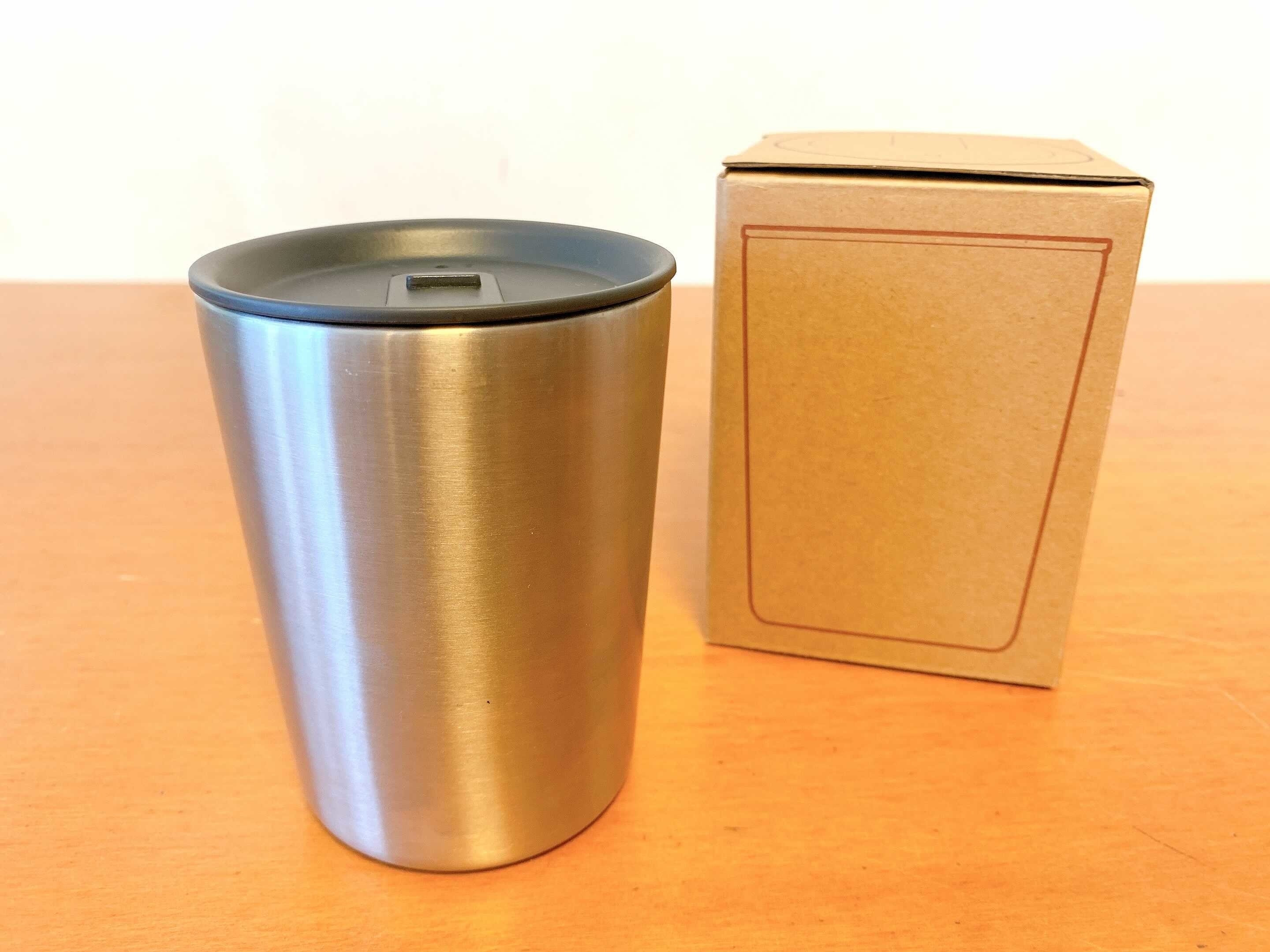 ステンレス製のタンブラーと横に茶色い箱がある。