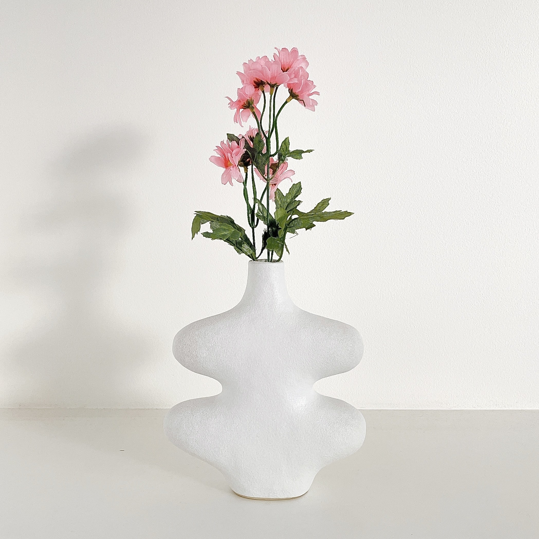 フランフランのオススメグッズ「ストーンウェア フラワーベース ホワイト」