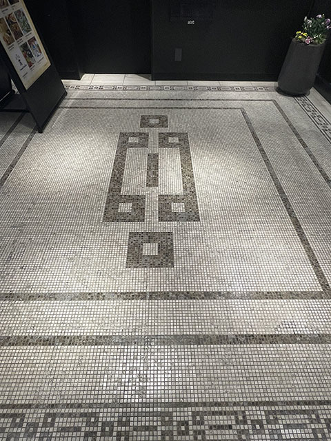 アトレ品川入口付近のモザイクタイルの床（Keito Arai / BuzzFeedJapan）