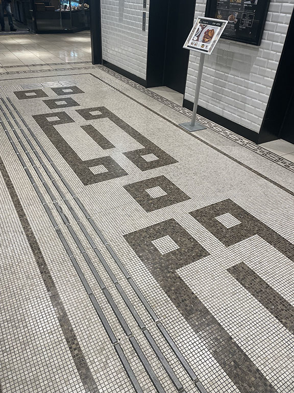 アトレ品川のモザイクタイルの床（Keito Arai / BuzzFeedJapan）