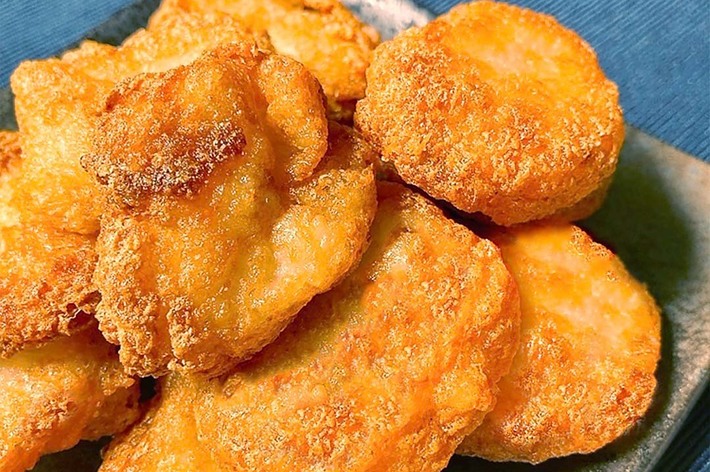 皿に盛られたチキンナゲット。