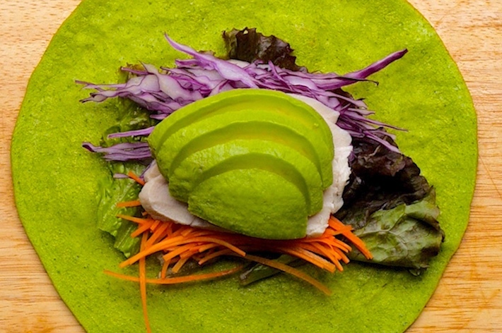 アボカドと野菜がのったグリーンのトルティーヤ