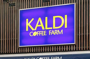 看板に「KALDI COFFEE FARM」と表示されています。