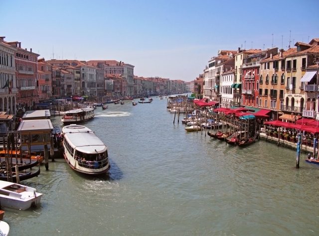 ヴェネツィアの運河に沿う建物と船。