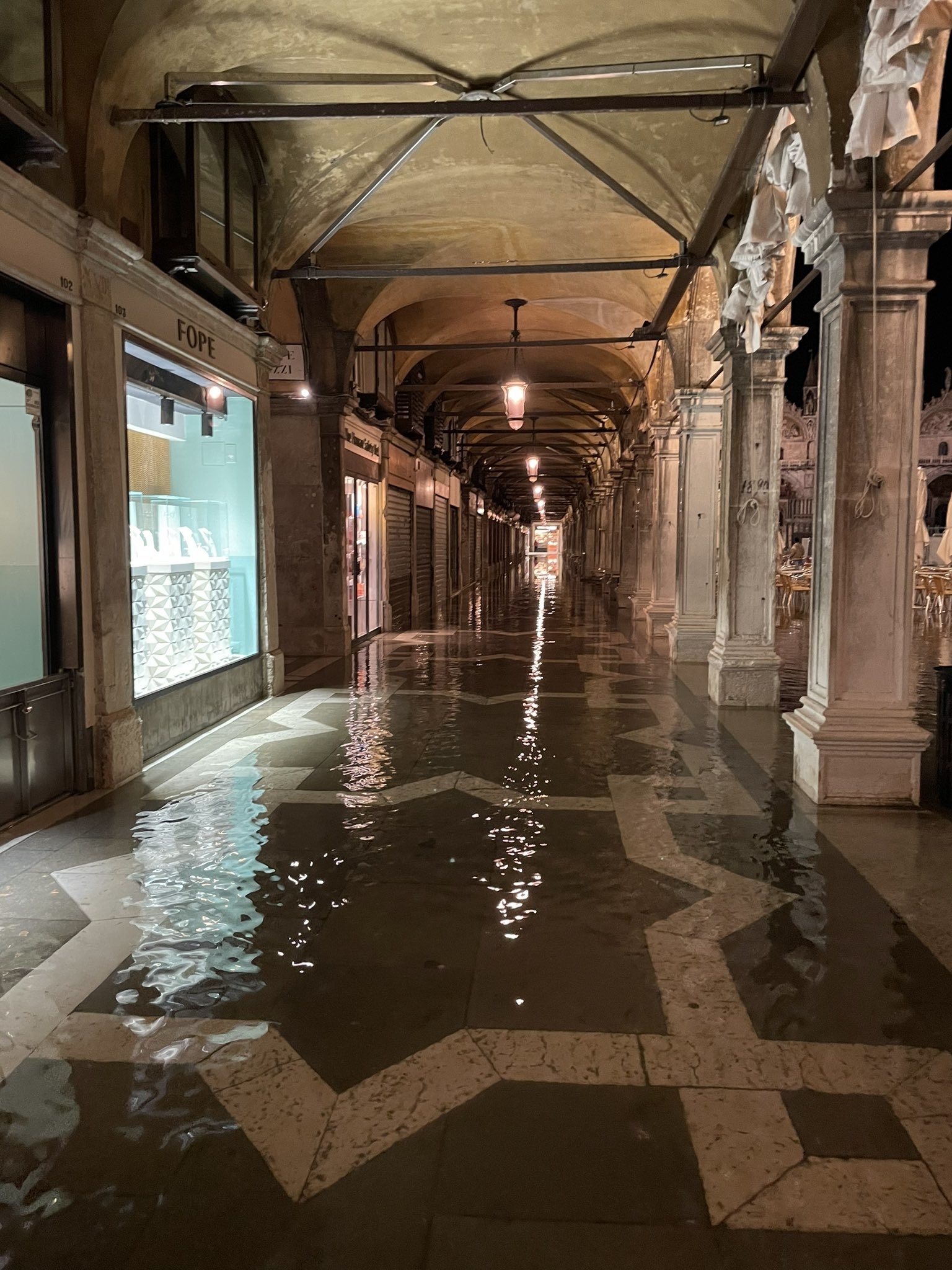 1時間後に水没する」ヴェネツィアの老舗レストランでの衝撃的な体験に大きな反響。前向きに営業を続ける姿に「心を打たれた」と投稿者
