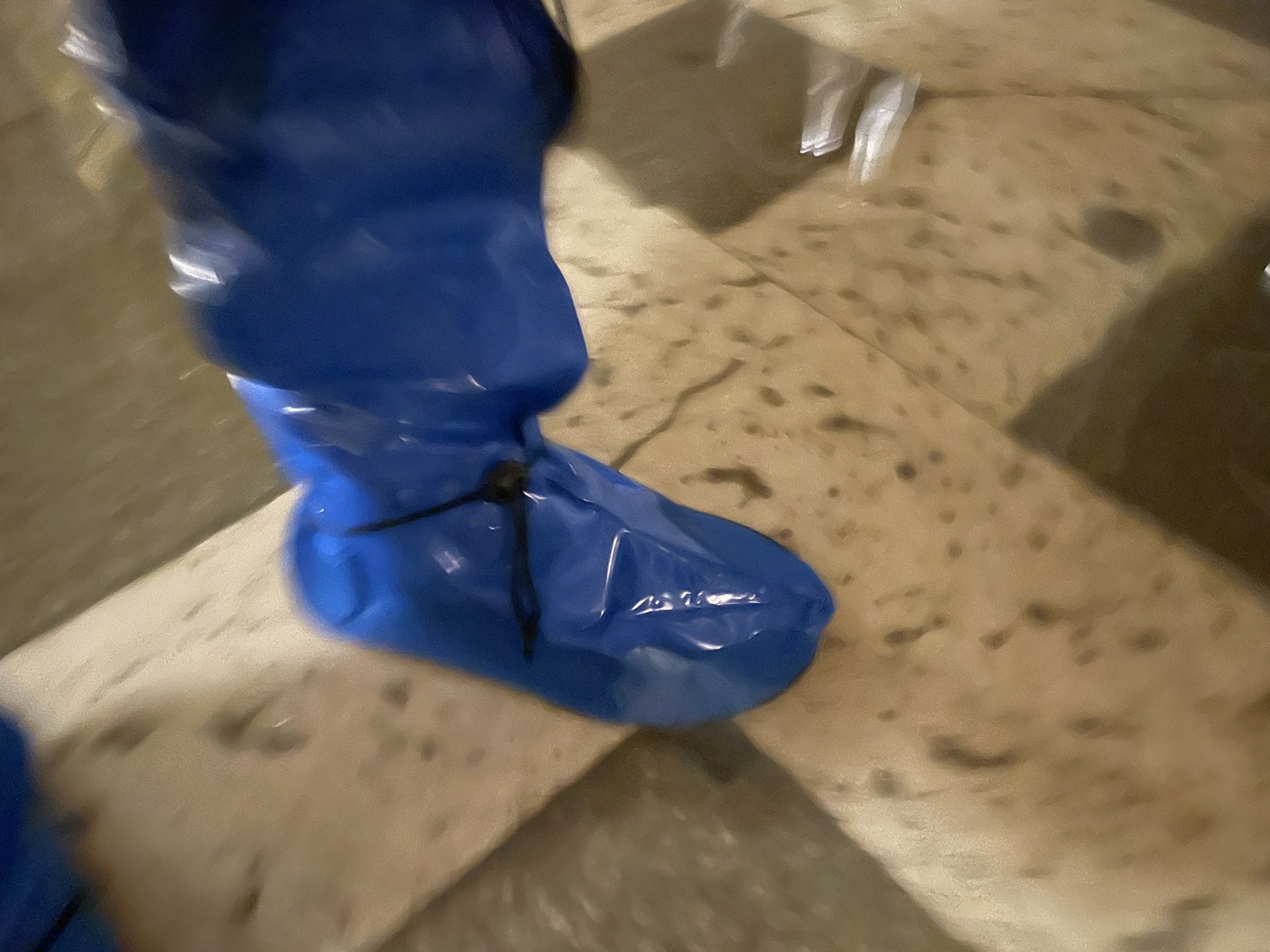 足がビニールの防水カバーを履いている状態です。