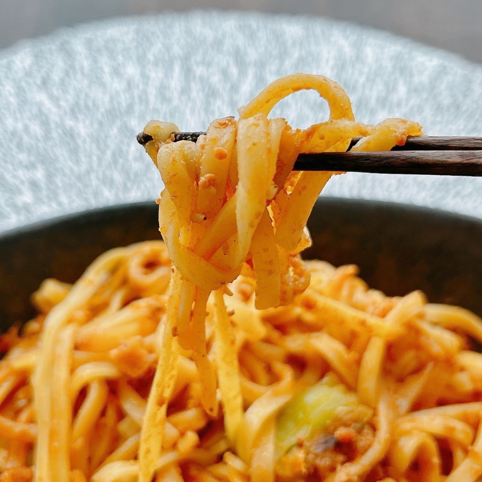 ローソンのおすすめ冷凍食品「花椒香る汁なし担々麺」