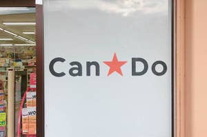 100円ショップ「Can★Do」の店舗入口看板。