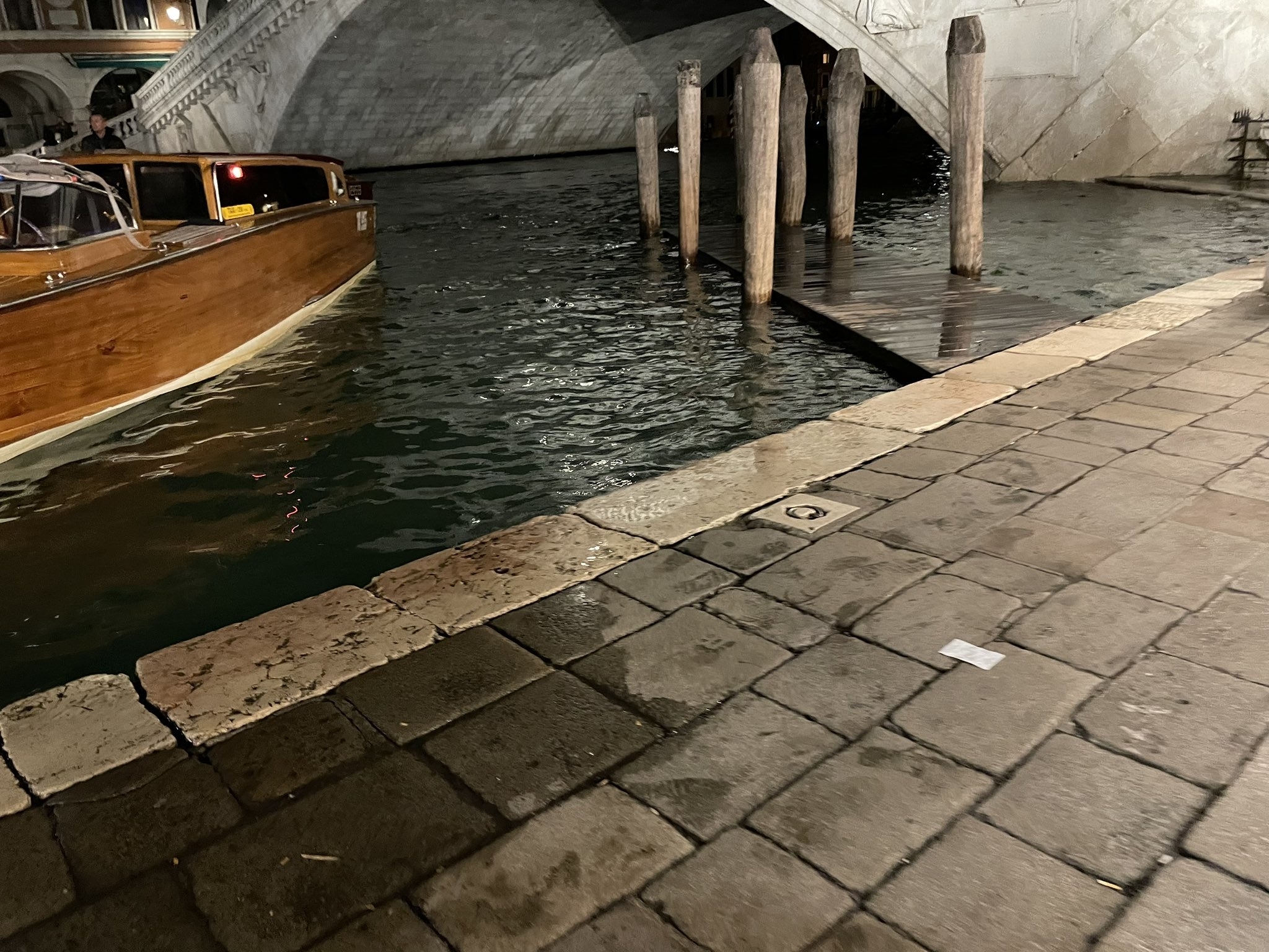 船が停泊している運河の岸辺。