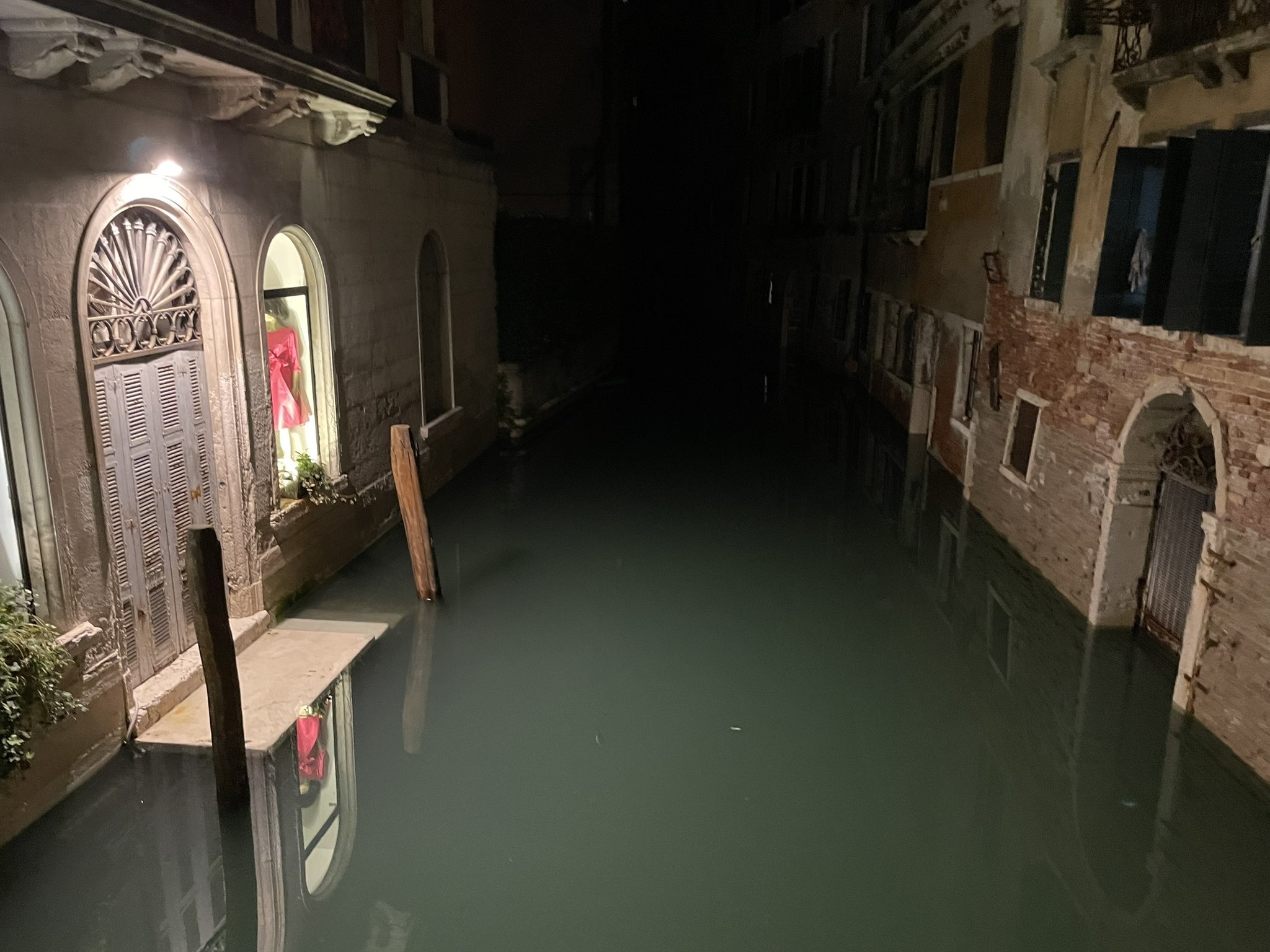 ヴェネツィアの水路と古い建物の夜景です。