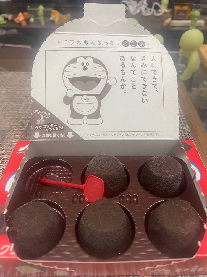 ドラえもんパッケージのピノのフタを開けたところ