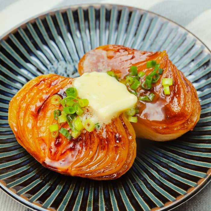 プレートの上に乗ったバターとネギがトッピングされた料理です。