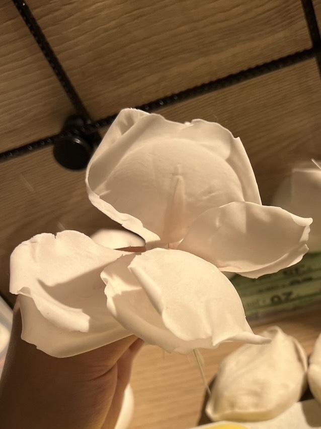 白い造花のクローズアップ。