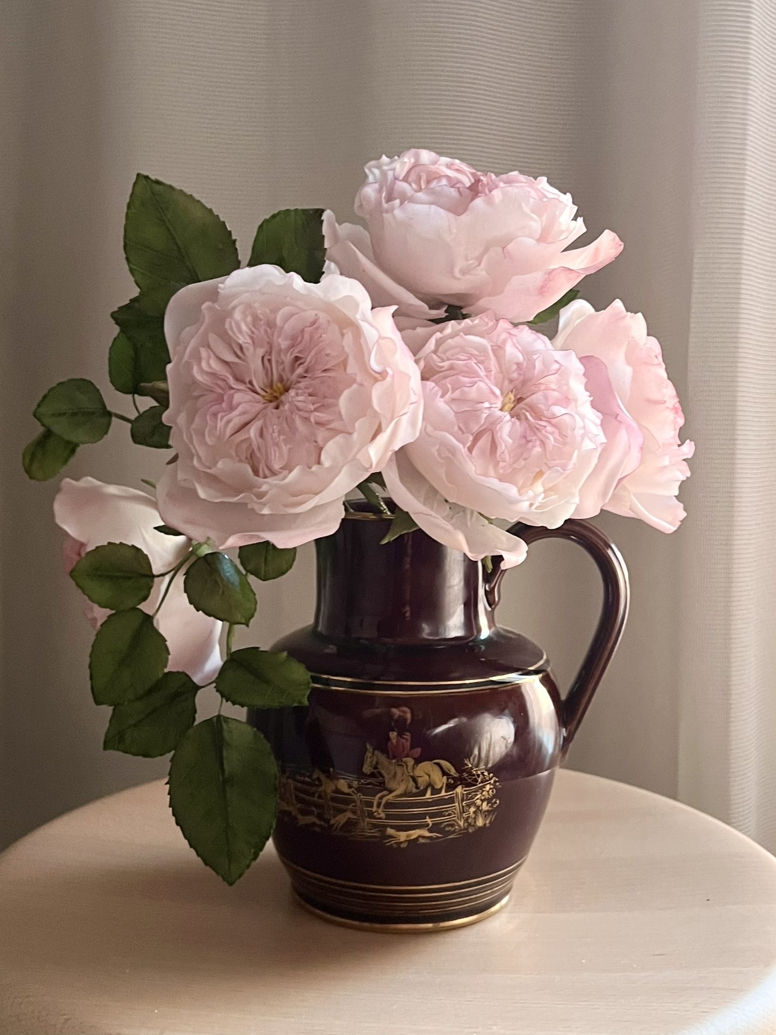 花瓶に生けられたピンクのバラの花。