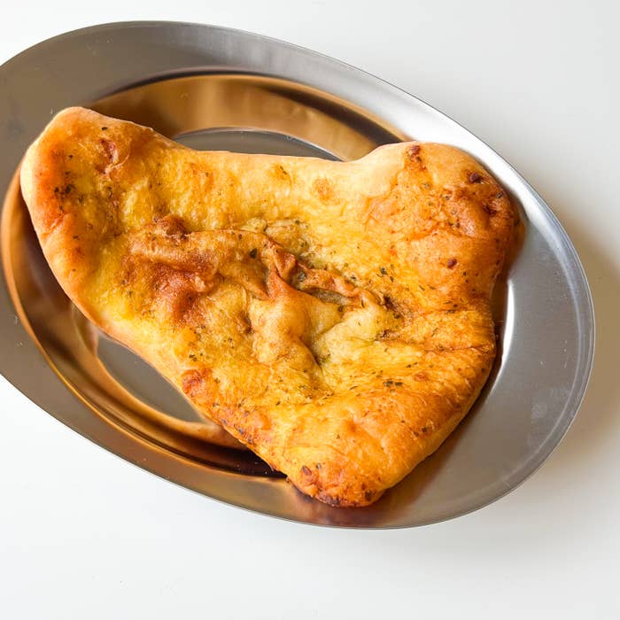 FamilyMart（ファミリーマート）のおすすめ惣菜パン「バターチキンカレーのナン」