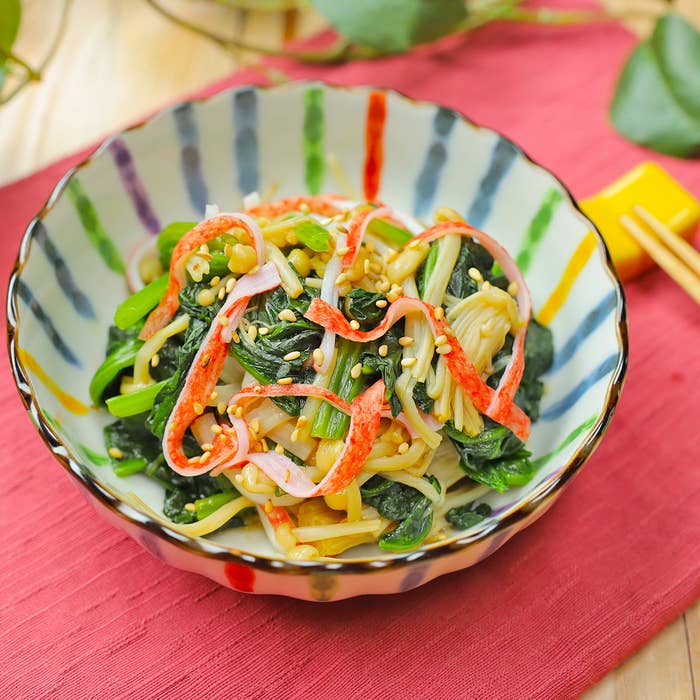 野菜が入った和風料理が盛り付けられたお皿