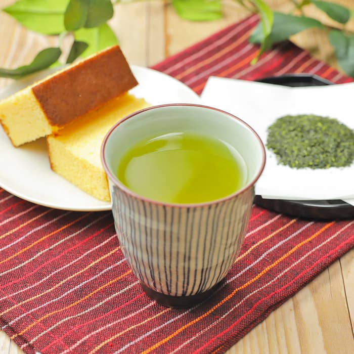 お茶とカステラの写真です。