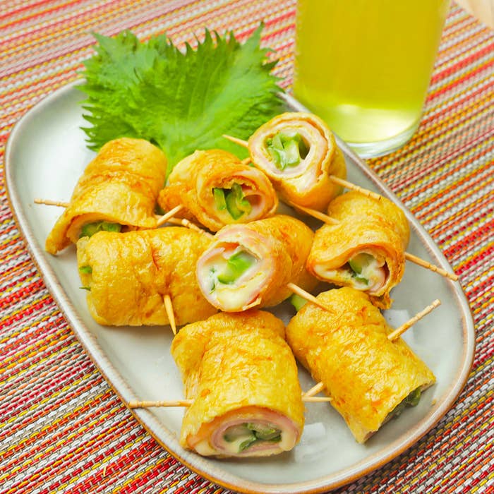 串刺しにされた油揚げ。飲み物が横にある。