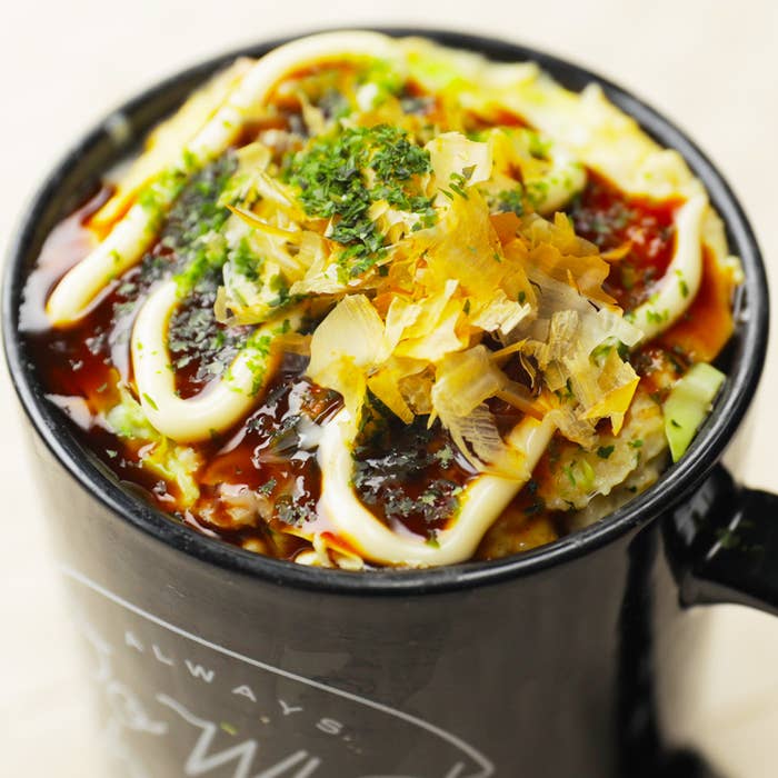 カップに入ったお好み焼き。トッピングにマヨネーズとソース。