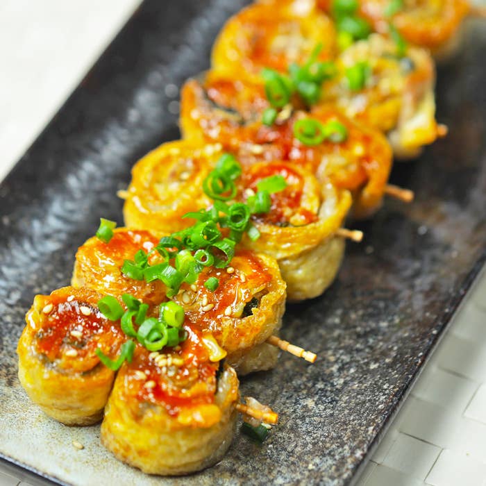 串に刺さった料理が盛り付けられた画像です。