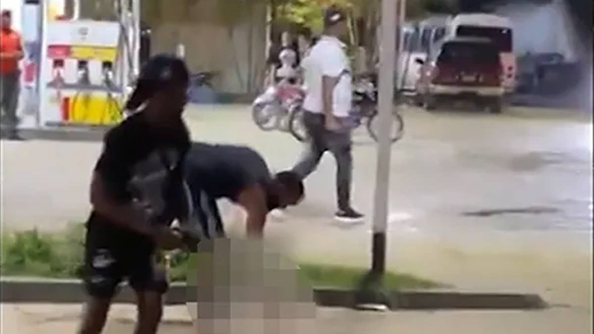 Video of Wild Machete Fight in the Dominican Republic Shows Man Nonchalantly Pick Up His Hand After It Got Chopped Off
