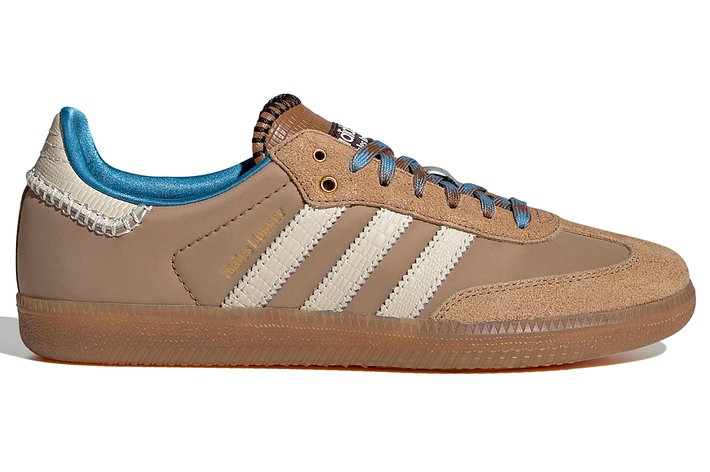 Adidas sneaker with serrated 3-Stripes and trefoil logo
