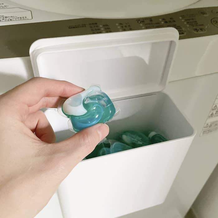 Loft（ロフト）で見つけたおすすめ便利グッズ「マグネット洗濯洗剤ボールストッカー ホワイト tower（タワー）」